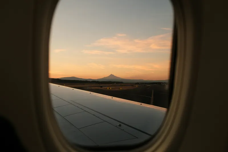 Berge durch das Fenster eines Flugzeugs